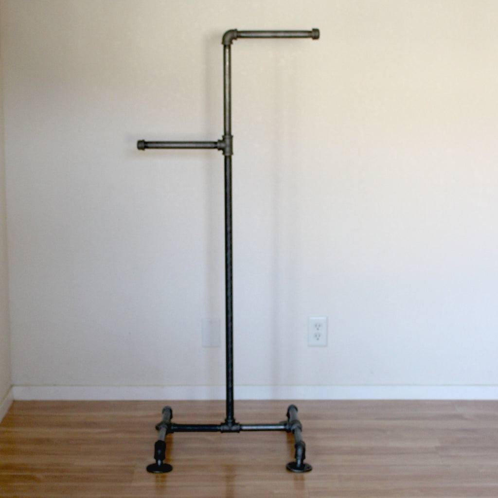 Industrial Pipe Purse Hanger Display Concept – Fixtures Close Up